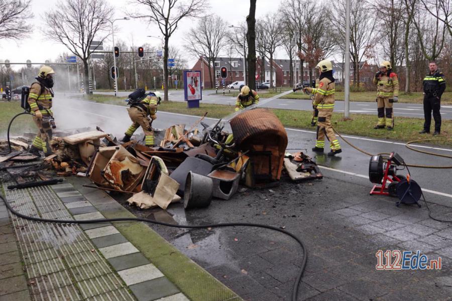 🚨 Chauffeur van vuilniswagen dumpt brandende lading op straat 112.press/Qvq4SJ 112Ede https://t.co/pnEYgvnR5v