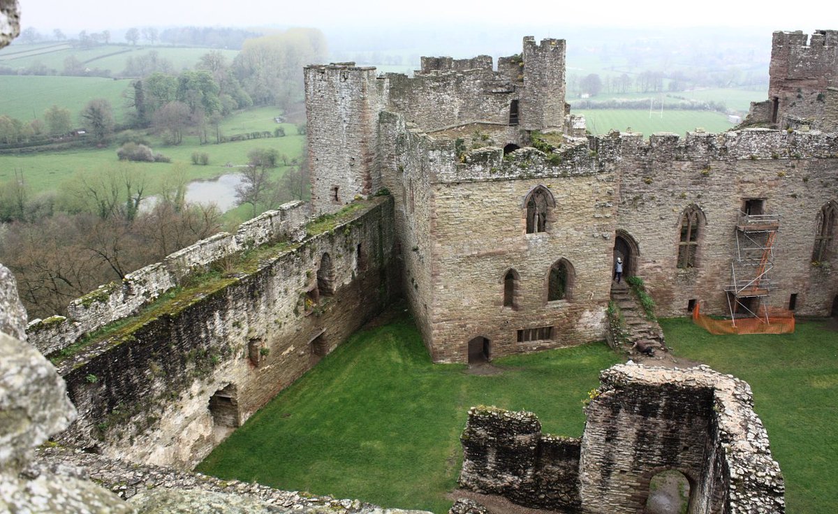 ArtPursuits's tweet photo. Perched high above the river Teme, Ludlow Castle features examples of architecture from the Norman, Mediaeval and Tudor periods. Within the castle walls you will even find a gallery containing some wonderful local treasures from talented local artists. https://t.co/9P6ou8ZTja https://t.co/JDLQ1O82jD