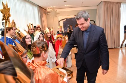 Unsere #Sternsinger wurden heute von Ministerpräsident <a href="/Markus_Soeder/">Markus Söder</a>  empfangen. "So viele Weise sind sonst selten in der Staatskanzlei", sagte Söder und freute sich über den Besuch aus #Franken! (Foto: Staatskanzlei) <a href="/sternsinger_de/">Die Sternsinger</a>