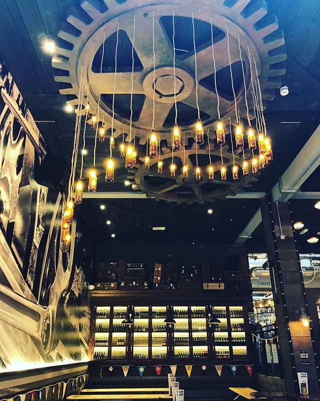 interiorsfamily's tweet photo. Full on industrial design and intricate #lightingfeature in the entrance to Head of Steam - Birmingham combined with an extensive craft beer list/pizzas pulled us in for quick lunch stop #everybodyhappy. .
.
Excited to start work tomorrow on a new design… https://t.co/WPGoul29I5 https://t.co/XoaCN19WoF