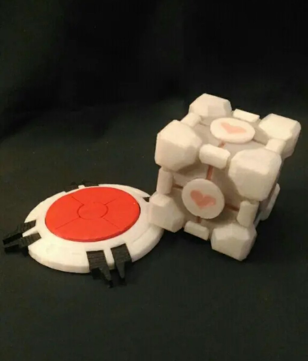 The3DHut's tweet image. Cosillas que tenia por aqui guardadas... Que sepais que es un boton funcional😏 #3Dprinting #portal #companioncube