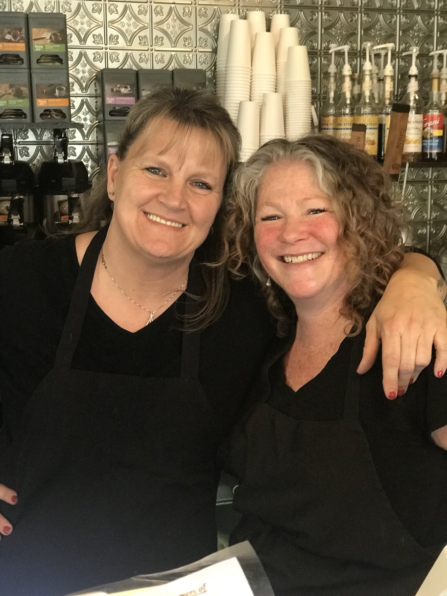 DailyHarvest's tweet photo. Come on by @DailyHarvest and see us for lunch!🥣🍔🌯🥗#dhc https://t.co/dJYdrOCIpZ