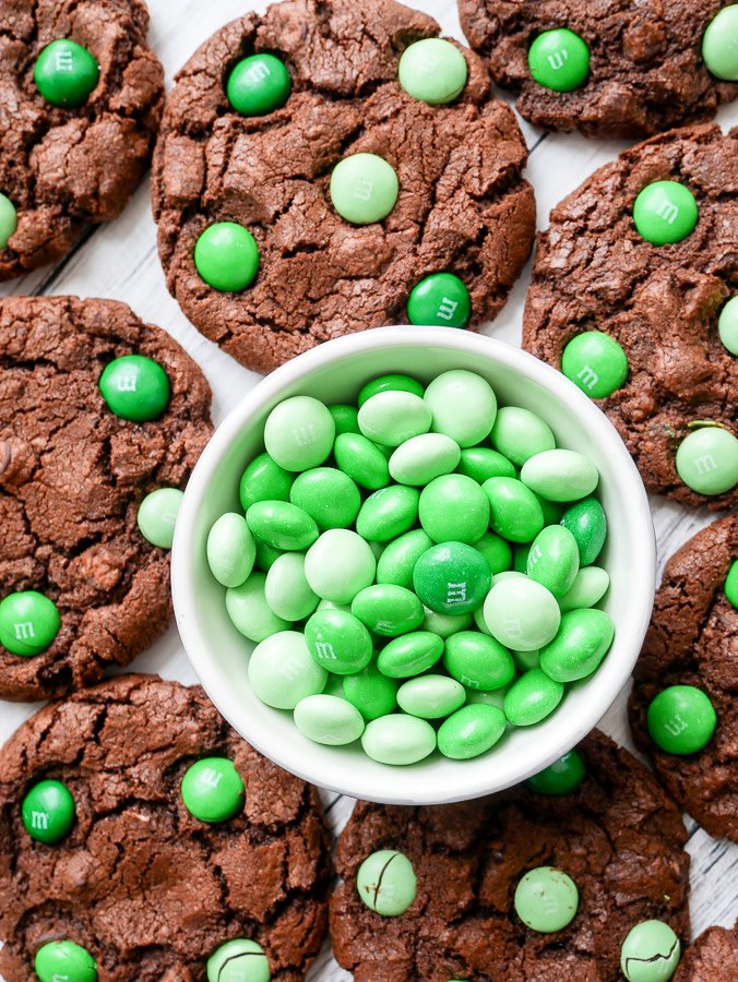 Looking back at one of my all-time favourite cookie recipes today - I might just have to get in the kitchen this evening and bake some more! 

I'm all outta Mint M&amp;Ms, but regular chocolate M&amp;Ms will do the trick too!

Get the recipe here: whatcharlottebaked.com/2018/03/16/min…