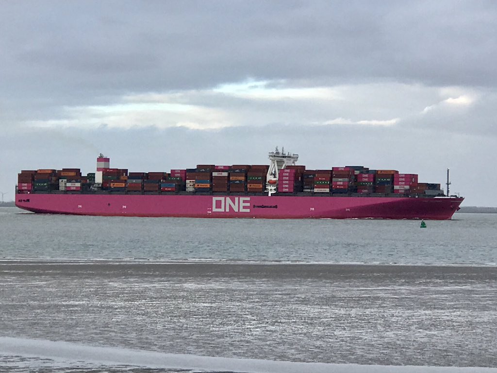 hon_joke's tweet photo. Hier heb ik op staan wachten😊#containerboot 
#OneColumba in de kleur Magenta, slaat op de #Japansesierkers #Fietsen #Westerschelde 
#iphon7plus https://t.co/yaNbkqUfUA
