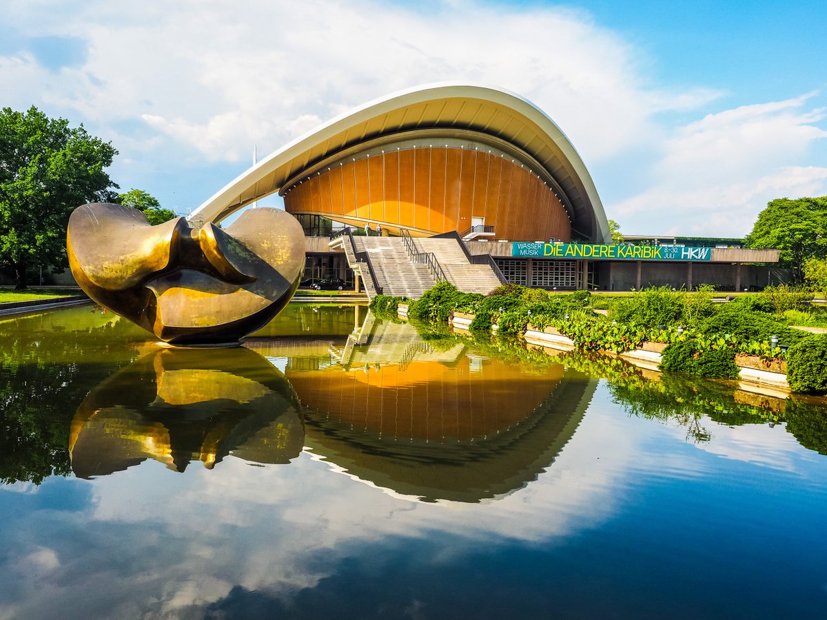 C’est à la #hausderkulturenderwelt à #Berlin que se tient du 31/01 au 3/02 le festival #Transmediale. Dans ce drôle d’édifice souvent associé à une huitre🐚, cette 32ème édition interroge le rôle que les émotions 💔 jouent dans la culture digitale💻 ! ©ClaudioDivizia/Shutterstock