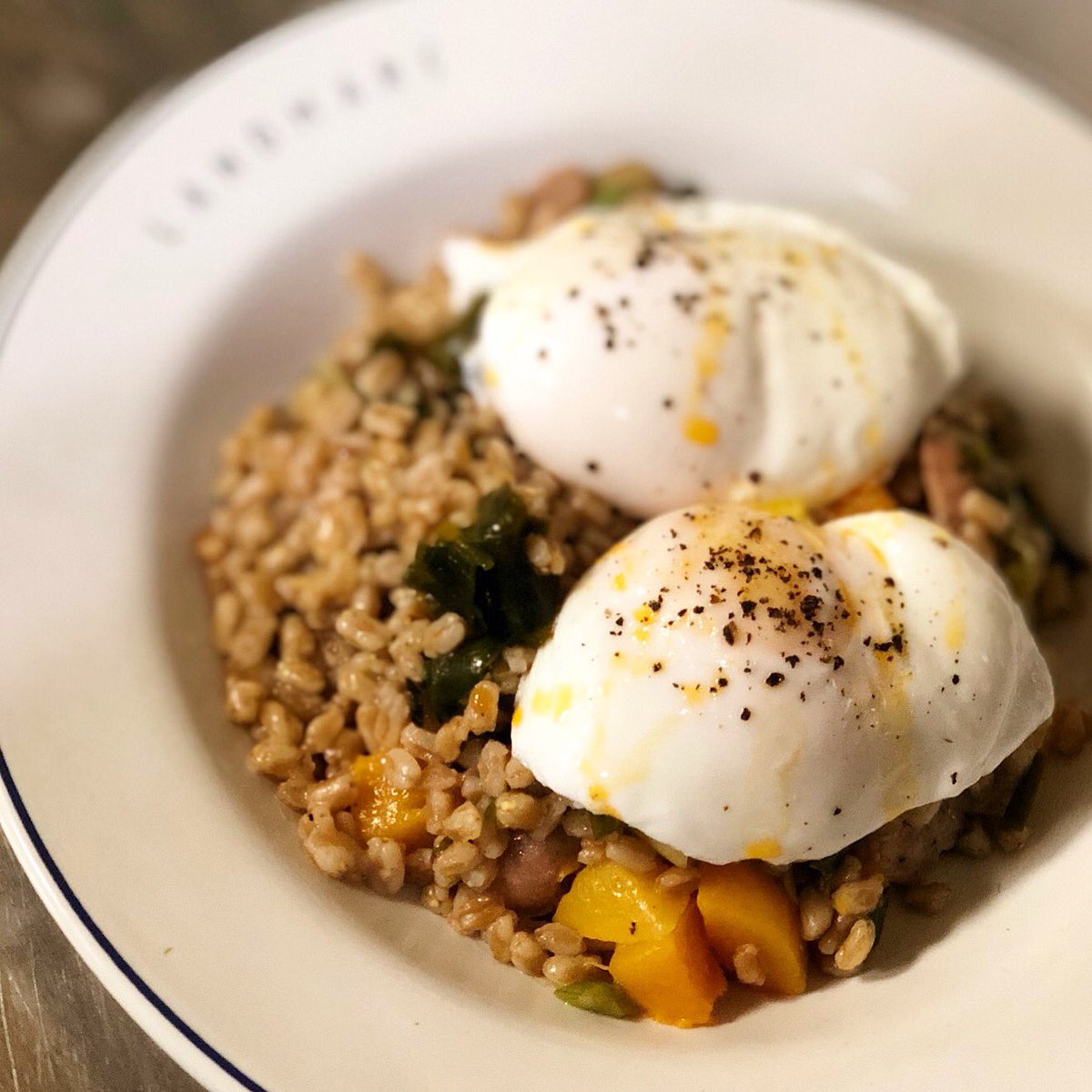 All the yolk possibilities 🙌🏼 cage free poached eggs &amp; farro, chicken sausage, market vegetables, kelp &amp; chili oil #2019 #landmarc #healthyfood