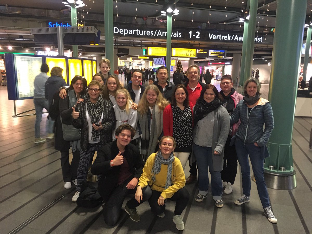 Afvaardiging medewerkers, leerlingen en ouders op weg naar India! comenius-hilversum.nl/Nieuws/Project…