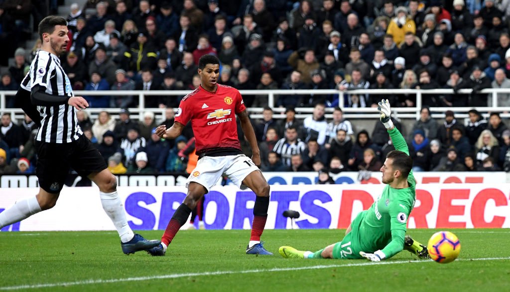 Rashford define delante de Fabianski (Foto: Manchester United).