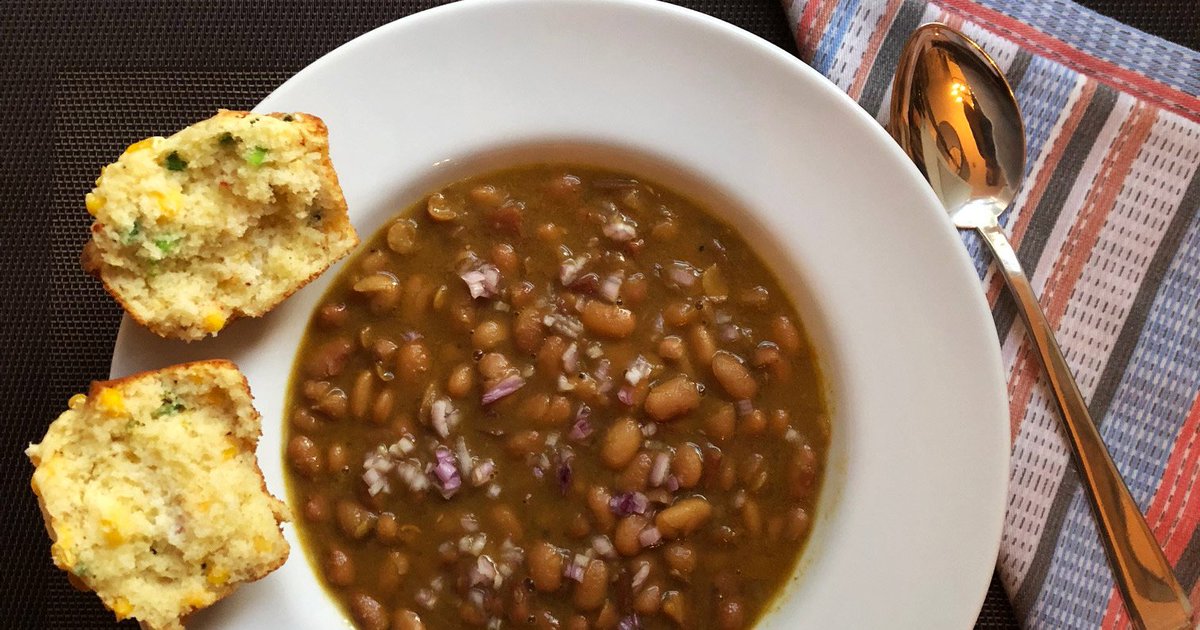 gardenandgun's tweet photo. The most soul-satisfying—and least expensive—dinner in the Southern-food canon: https://t.co/1zlUK0Rvyj https://t.co/EPwoLrc80z