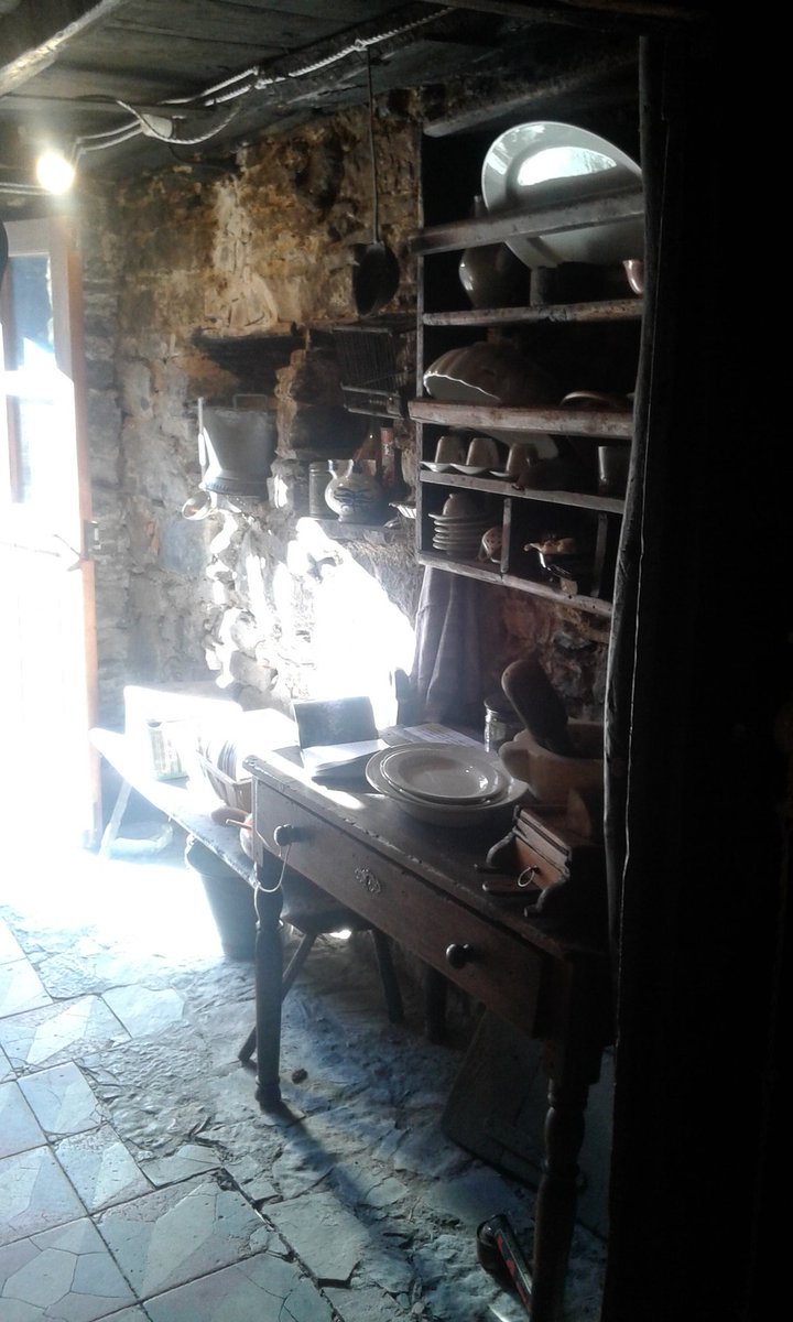 VRuralMente's tweet photo. Oggi in valle #pentemina a visitare, finalmente, #Pentema ed il suo #Presepe

Le case, i tetti, gli strumenti in disuso, fra crose ardite che fuggono tra mura aggrappate alla roccia. Racconto di un tempo lontano.

@robertocosta_ge 
@pentemamedia 
@primocanale 
@sulsitodisimone https://t.co/MJMDQIg4ZZ