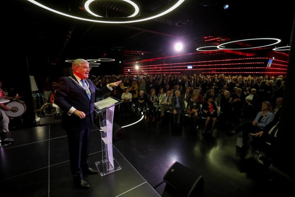 Vanavond hield burgemeester Jan van Zanen de Nieuwjaarstoespraak. “Hier staat een burgemeester voor u, die zich verheugt in de manier waarop we samen dingen voor elkaar boksen.” Lees de hele toespraak hier: bit.ly/2Vmh1X4