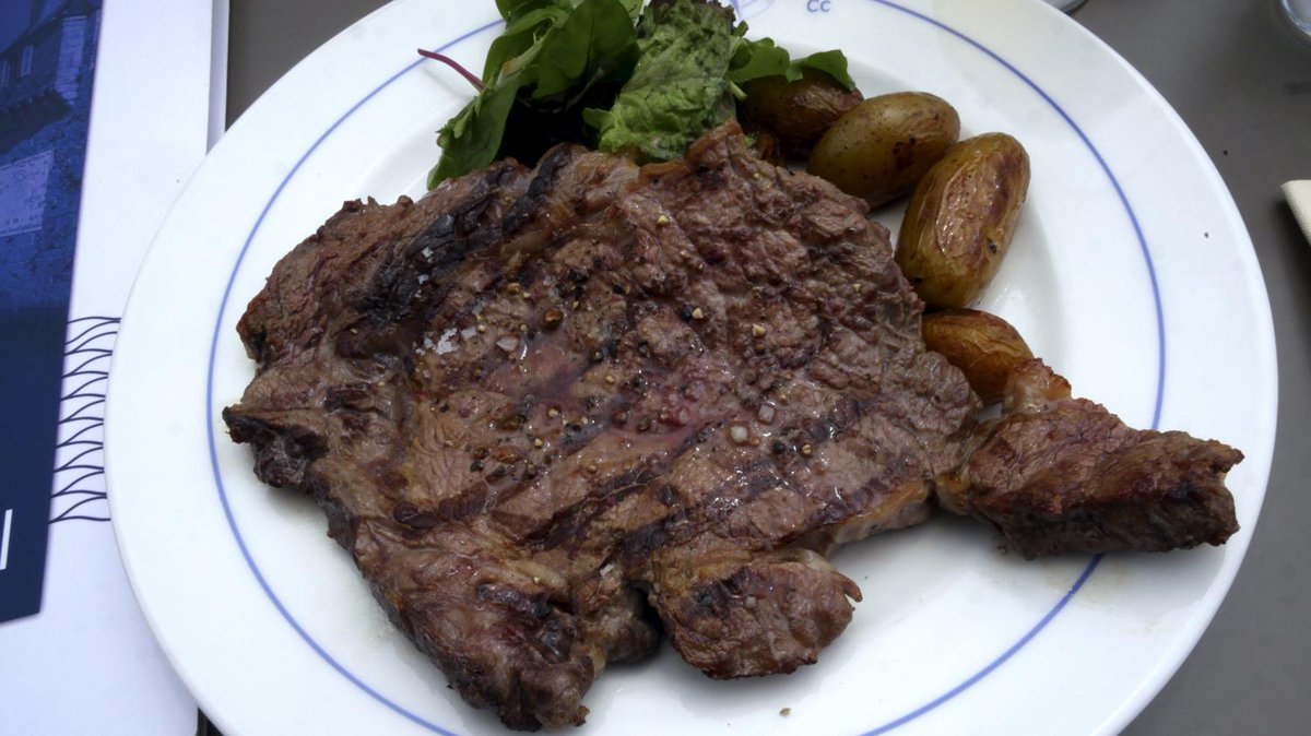 franceinfo's tweet photo. "Cap ou pas cap" ? 500 personnalités appellent à un "lundi vert" sans viande ni poisson

https://t.co/0b9W9678G1 https://t.co/ShvREKJwrM