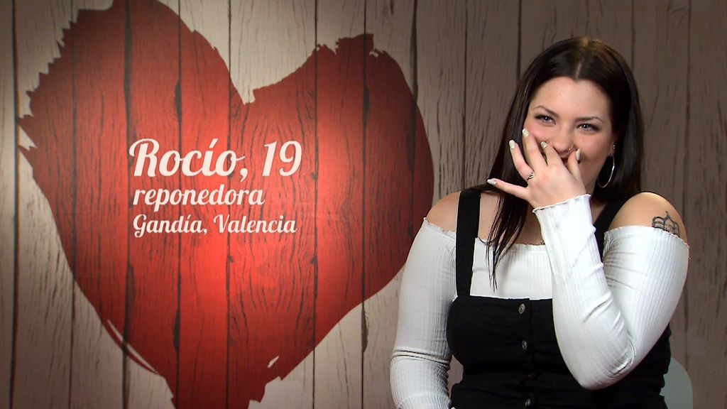 cuatro's tweet photo. Rocío, la más sincera: “De pequeña me comía el pienso de las perras” #FirstDates802 https://t.co/rvw2tqm3pA https://t.co/4Npb2tKcdJ