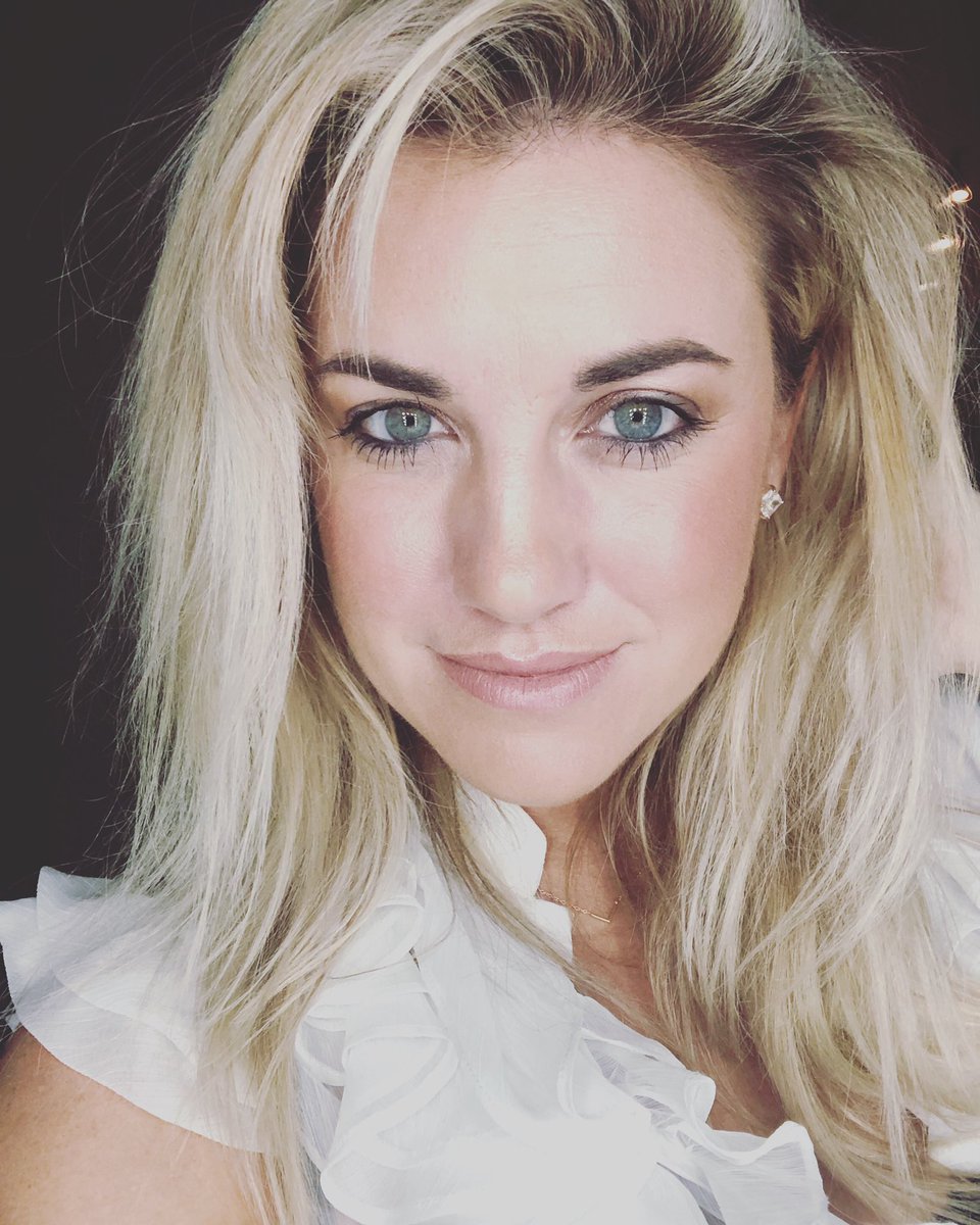 MorganMylesLIVE's tweet photo. And for the awkward growing out my bangs stage... not sure why I ever cut them because they annoyed the crap out of me!!!! #ByeByeBangs 

Question: love or hate bangs?!?! Tweet me back;) 🤷🏼‍♀️🤦🏼‍♀️ https://t.co/jmR8JiebEf