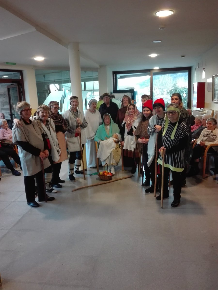 RATorreblanca1's tweet photo. #Pastorets al @RATorreblanca1 amb el #CasalGentGranOlot #bonesestones #tradició https://t.co/dklBYzNvrw