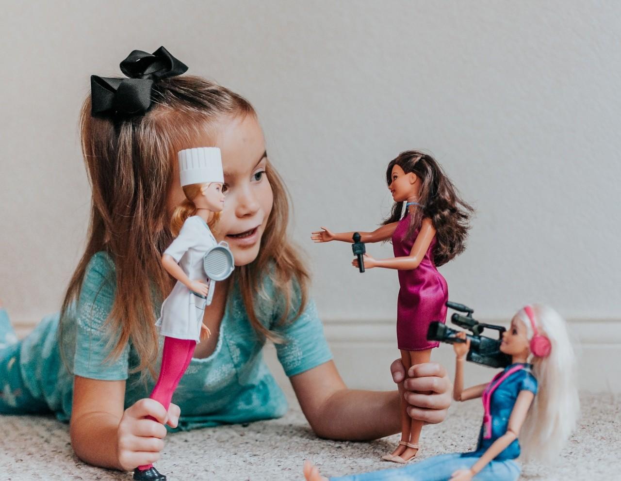 Куклы какие играют девочки. Девушка с куклой в руках. Маска для волос Барби. Как завить волосы кукле. Мультяшный Барби делает прическу.