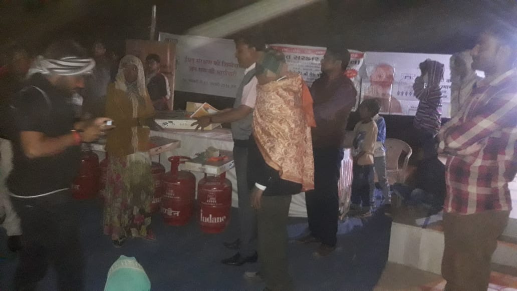 SSiddhpur's tweet photo. GAS connection distribution under PMUY during ratri sabha at chandansar village Ta Siddhpur https://t.co/olozGJlMTU