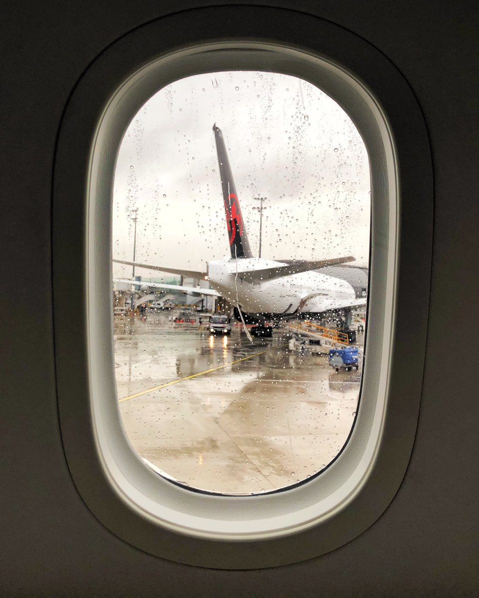 laird_kay's tweet image. Canada à Paris: #windowseatviews aboard @aircanada AC881 (CDG-YYZ 787) watching AC871 ( CDG-YUL 777) at @parisaeroport CDG. 🇫🇷🛫🇨🇦 @enroutemag #avgeek instagram.com/p/BsIxWa5BR6N/