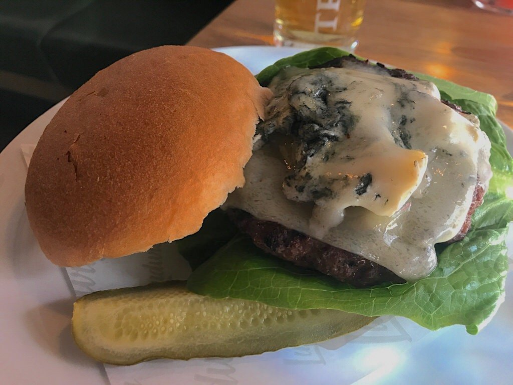 HubertMayer's tweet image. #Burger essen in #Innsbruck: Das Ludwig Burger Restaurant ist top! #chesseburger hubert-testet.de/burger-essen-i…
