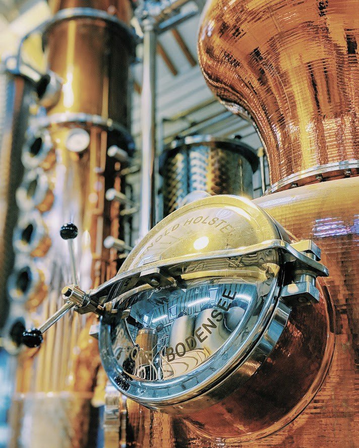 Cotswoldistill's tweet photo. Happy New Year! Dolly is back in action, working hard to make our award-winning Cotswolds Dry Gin. 
#cotswoldsdistillery #cotswoldsgin https://t.co/j1cbOFDEgg