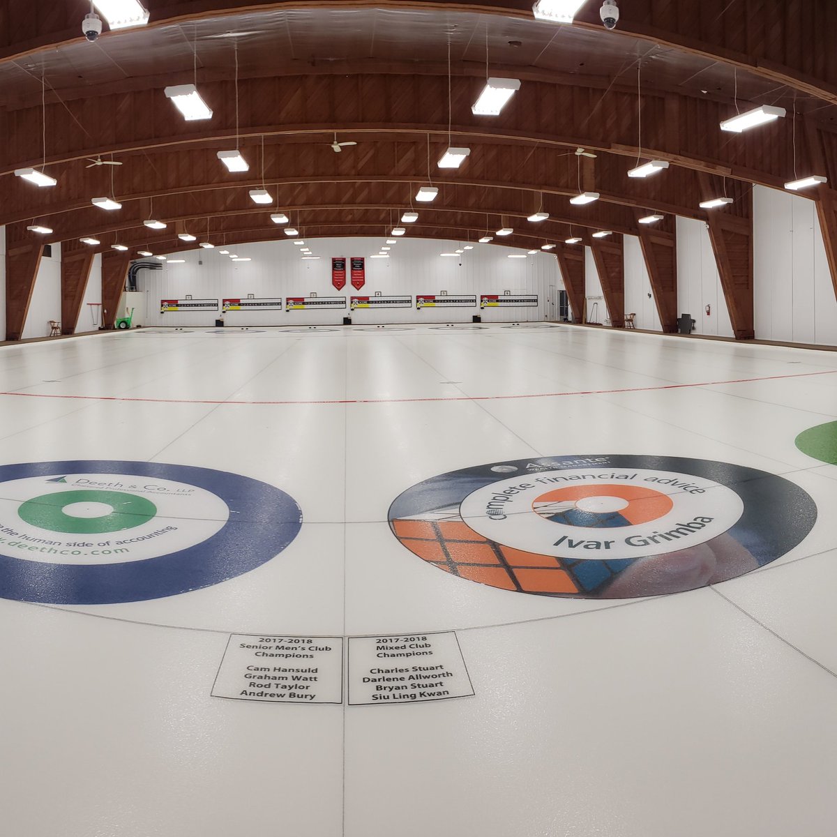 Practice ice @Mississauguagcc is ready to go! Look everyone...NO knee prints!
#letskeepitthatway
#icemaintenance 
#curling