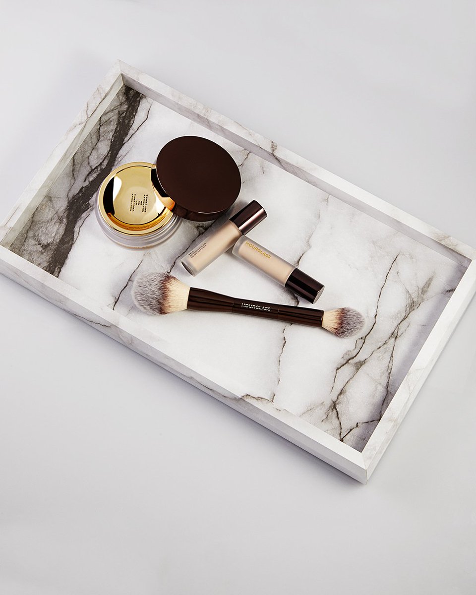 HourglassMakeup's tweet photo. #VeilSettingPowder to set and #VeilRetouchingFluid for on-the-go touch ups. https://t.co/LBLhIku20t @chanelathourglass #regam #hgcrueltyfree #veganbeauty #hourglasscosmetics https://t.co/DlywsHRK0M
