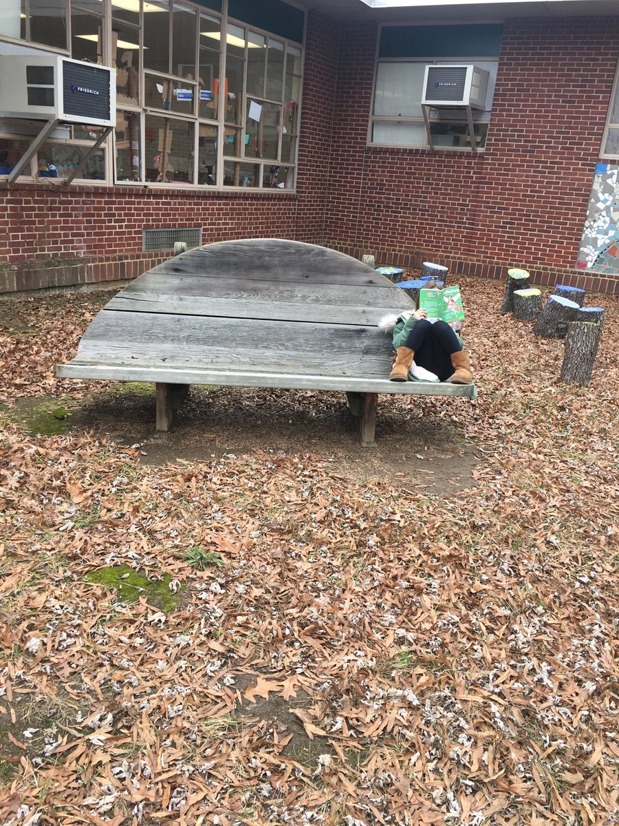 Recess reading #AACPSReadWithMe ⁦<a href="/HillsmereESAACP/">HillsmereESAACPS</a>⁩
