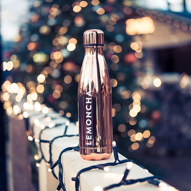 lemoncha_'s tweet photo. Our copper bottles are back in stock! ⠀
Get one before it’s too late.
⠀
Follow the link in our bio for more infos.
#lemoncha #teabar #bottles #chillys #geneva #gift #tealover #teaenthusiast https://t.co/v1tLO7KyOR https://t.co/DQGo3atzus