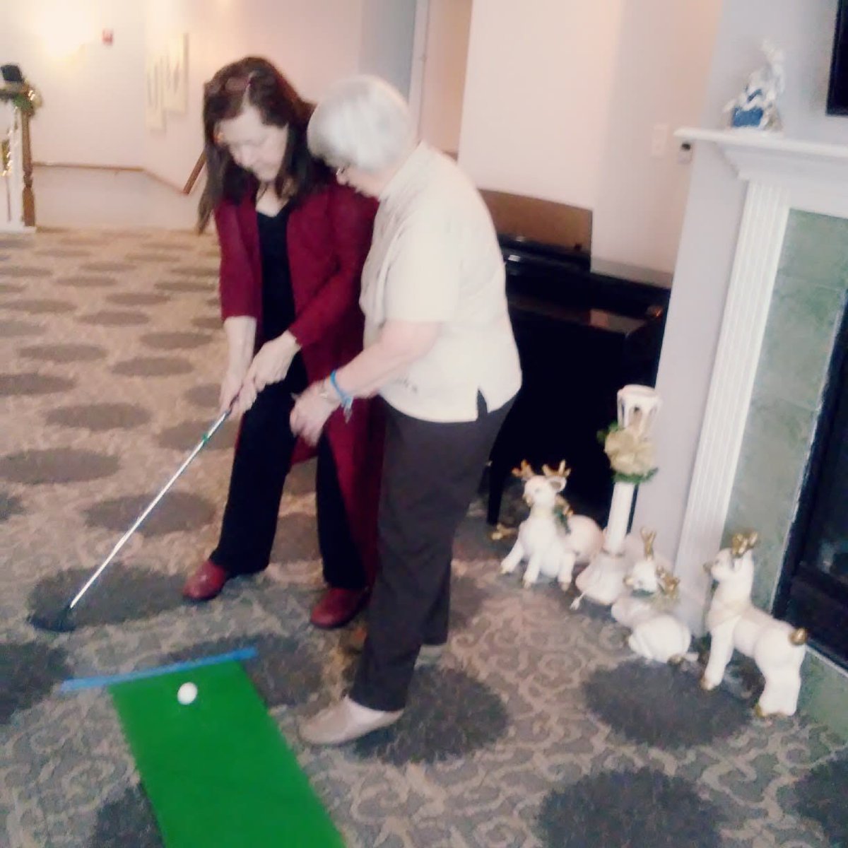 GreenTreeMtV's tweet photo. Paula, Millie, and Dolly enjoy a little competition in a game of mini golf! https://t.co/02mRDvPbKx