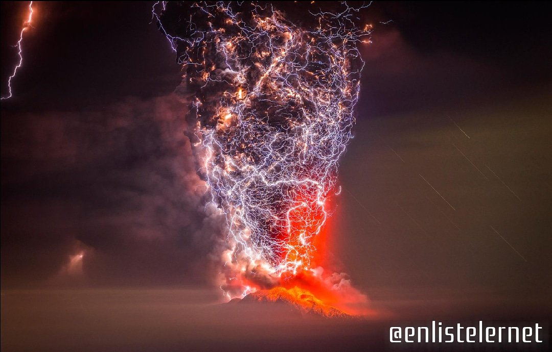 EnListelerNet's tweet photo. Günün Fotoğrafı 📸 Francisco Negroni Rodríguez

43 yıllık hareketsizlikten sonra uyanık olan Şili eki Calbuco Volcano 2015 yılında muhteşem bir ateş ve şimşek patlamasıyla bu görüntüyü ortaya çıkarttı.
 #şili #endonezya #indonesia #calbuco #calbucovolcano https://t.co/SuNMWXQg40