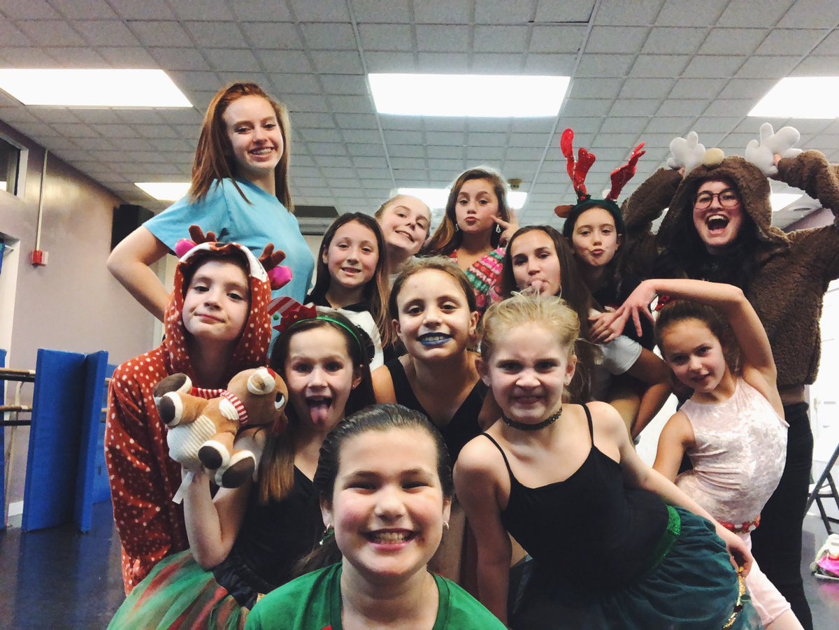 eodbl131's tweet photo. Throwback to our pre-Christmas shenanigans 💚❤️🎄🎅🏼 Back to dance we go! We hope you had a great break!
•
•
•
•
•
#dance #dancer #ballet #tap #jazz #competition #competitiondance #rochester #rochesterny #rochesterdance #dancelife #dancepractice https://t.co/Hx0EQibvSG