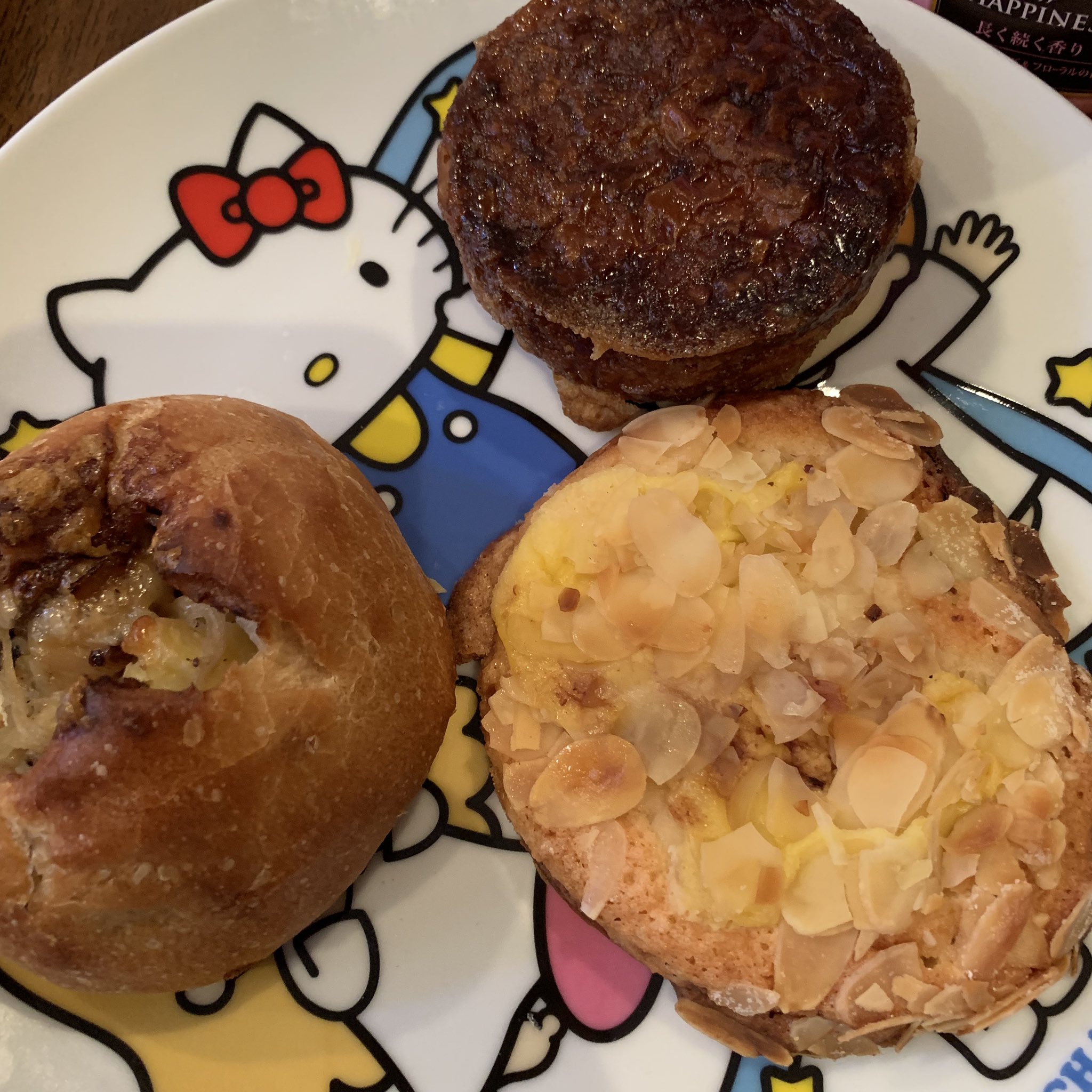うなぎごはん カタネベーカリー 代々木上原 惣菜パンの神かと思いきや甘いパンも美味しくいただきました バゲットフランベはその場で温めていただきました うなおすすめごはん 代々木上原 パン カタネベーカリー T Co Tjrlobxu7p Twitter