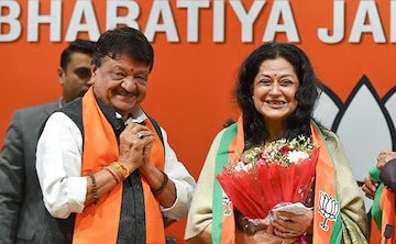 amritpayraBjp's tweet photo. Pretty Welcome #MoushumiChatterjee madam to #BengalBjp 

@MoushumiChatterji
@BJPBengal 
@DilipGhoshBJP https://t.co/y1uFOiewmm