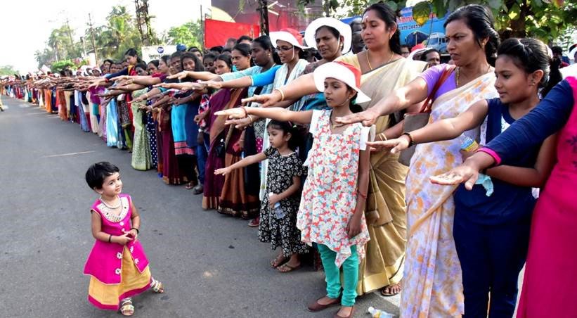 ianbremmer's tweet image. India on the first day of 2019: 5 million women create a 300-mile long human chain, stretching from the northern to southern tip of Kerala, to protest sexism and oppression.