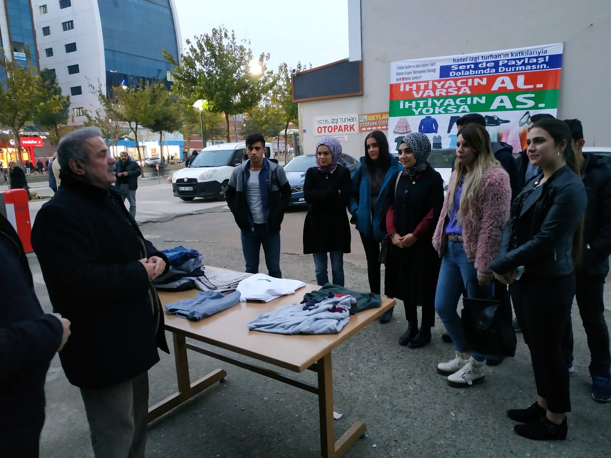 veysimercimekci's tweet photo. Fatih Anadolu Lisesi Öğretmenlerinden Canan Rüzgar Öğrencilerine Sosyal Sorumluluk projelerini aşılamak için ASKIDA KIYAFET Projemizin Etkinlik alanını ziyaret ederek bizlere şeref verdiler. 
Öğretimi masada değil, hayat içerisinde öğreten değerli öğretmenimizi kutlarız. https://t.co/YZXG7eg1v4
