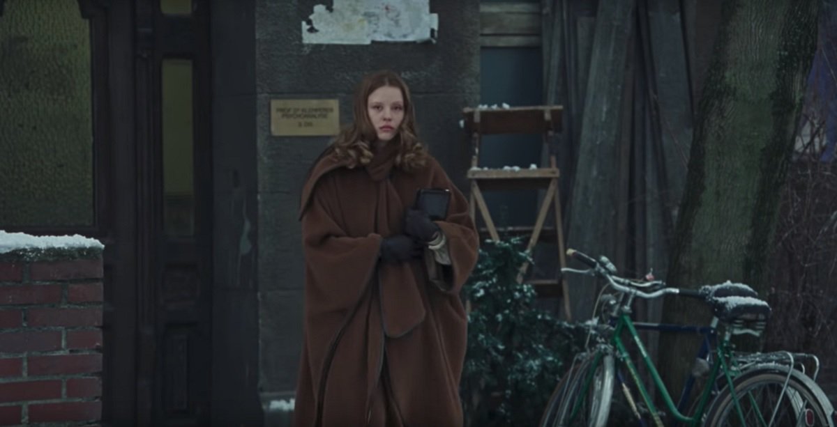 LukeTweet75's tweet photo. Bagnati nella leggerezza, bagnati nel calore. Tutto va bene finché continuiamo a girare, qui e ora, ballando dietro un "muro." (#ThomYorke - #Suspirium)

#Suspiria #Berlin #set #DakotaJohnson #ChloeGraceMoretz #ChloeGMoretz #TildaSwinton #MiaGoth #LucaGuadagnino #dance #horror https://t.co/ofIC7uSnVu