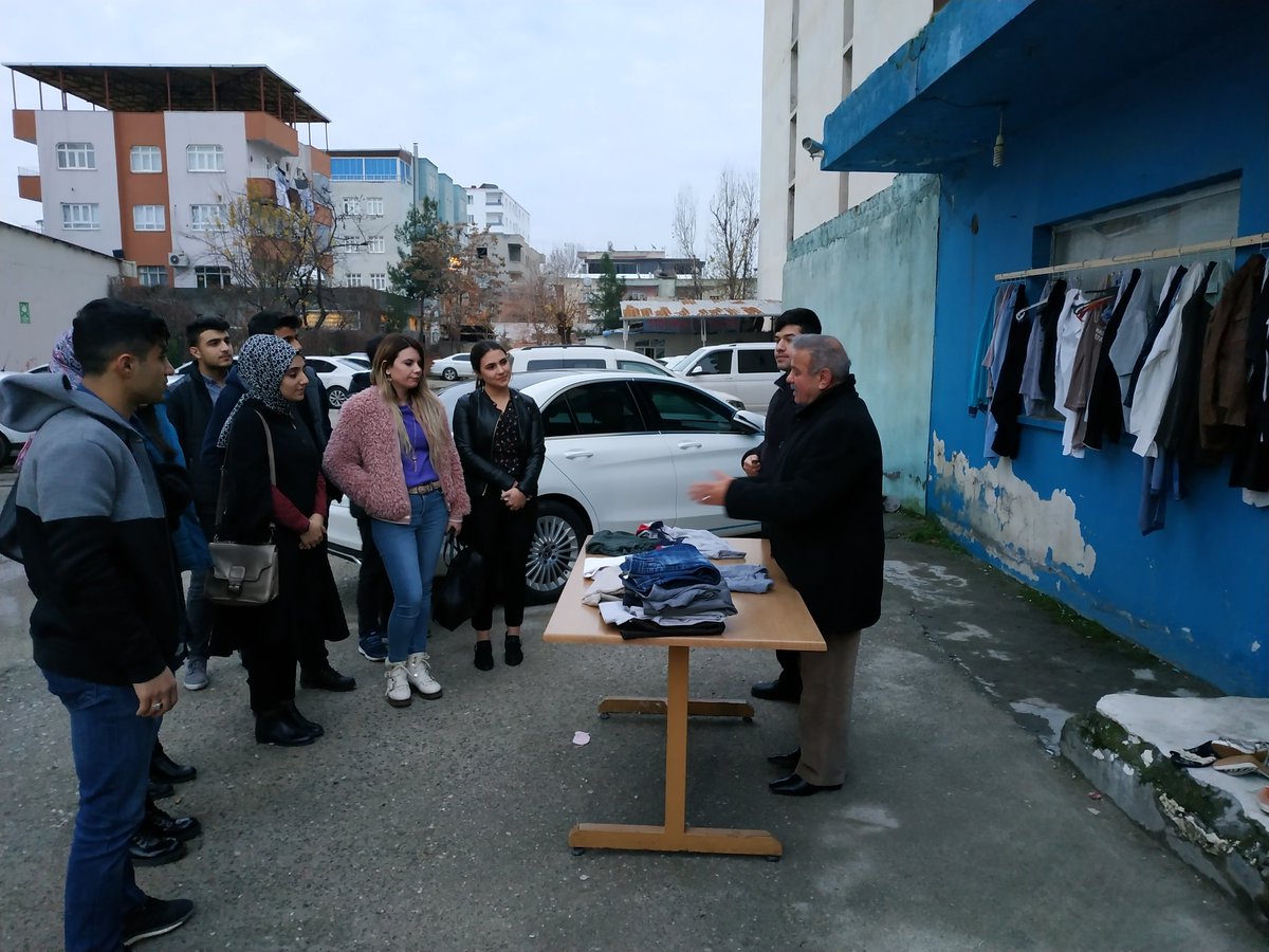 veysimercimekci's tweet photo. Fatih Anadolu Lisesi Öğretmenlerinden Canan Rüzgar Öğrencilerine Sosyal Sorumluluk projelerini aşılamak için ASKIDA KIYAFET Projemizin Etkinlik alanını ziyaret ederek bizlere şeref verdiler. 
Öğretimi masada değil, hayat içerisinde öğreten değerli öğretmenimizi kutlarız. https://t.co/YZXG7eg1v4
