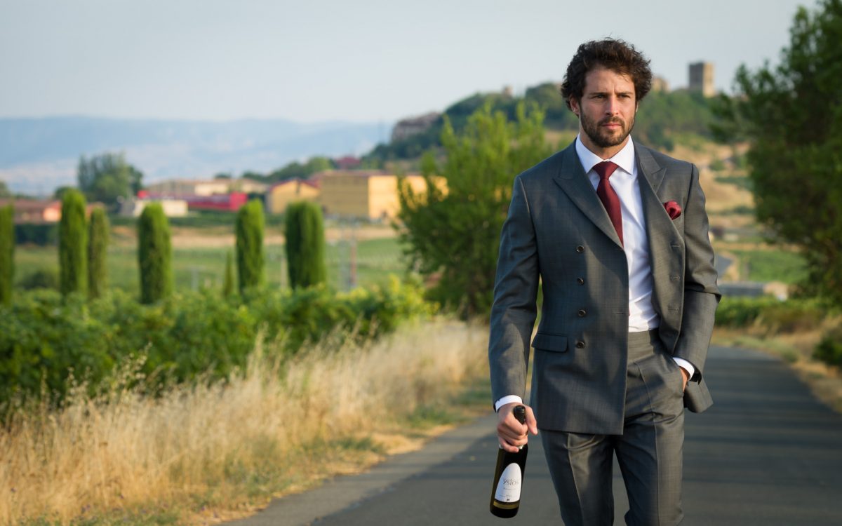 El Traje Cruzado 
1. Chaqueta cruzada de ocho botones con solapa de pico en gris marengo. 
2. Camisa blanca de fibra de bambú con cuello cutaway. 
3. Corbata y pañuelo de color burdeos. 

#tomblackstyle #editorial #estilo #traje #menswear #tomblack #style #menfashion