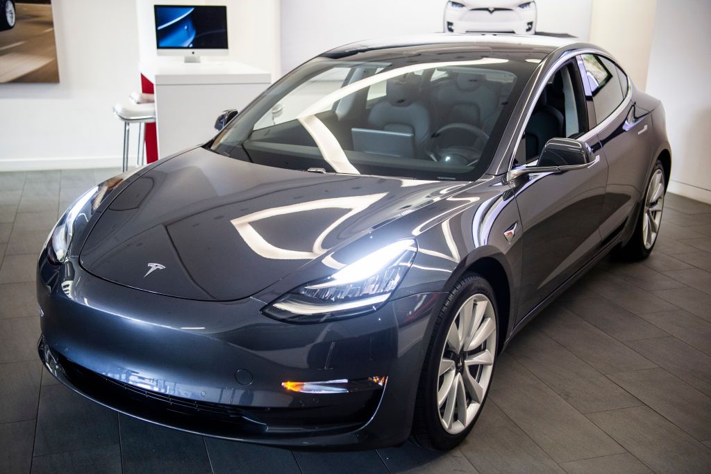Tesla Shares Drop After Company Misses Wall Street Estimates, Cuts Vehicle Prices dlvr.it/Qvqtpm