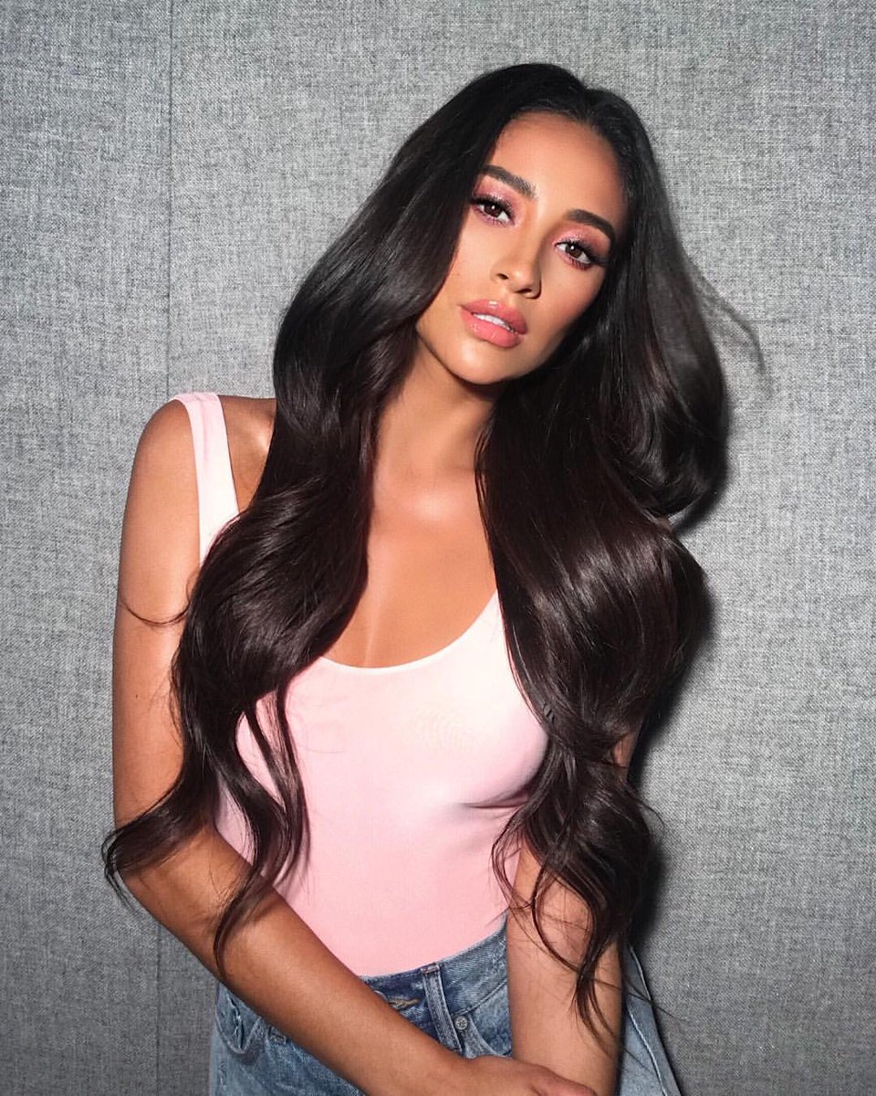 weblittleliars's tweet photo. we are with you @shaymitch! shay é uma das pessoas mais sorridentes que eu admiro, eu tô totalmente horrorizada e triste por ela pelo fato ocorrido em 2018. infelizmente ela estava grávida e perdeu o bebê por algumas complicações, nós estamos com você! #AlwaysWithYouShay https://t.co/Dag3Bp1o6Z