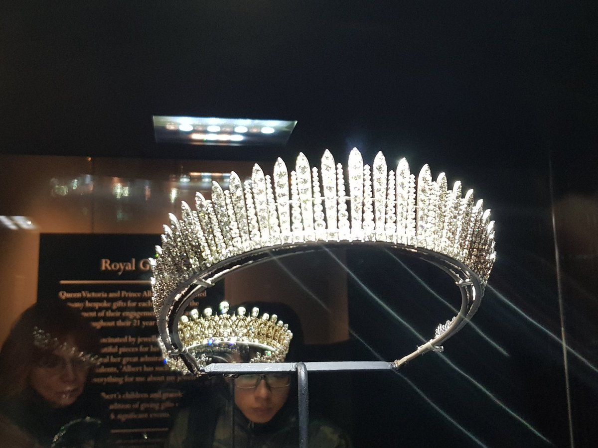 And because you can only have four photos in a tweet here are the fabulous tiaras! #PalacePhoto @HRP_palaces