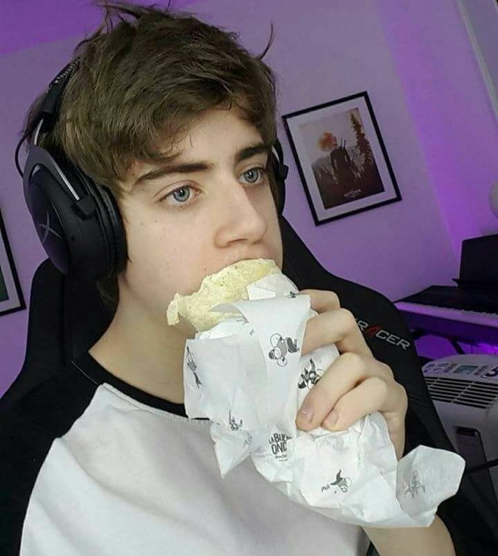 Apartir de agora vou comer coisas saudáveis, to comendo muita besteira.
2 min dps: