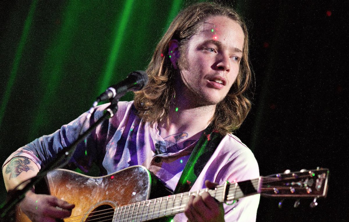 RollingStone's tweet image. Why guitarist Billy Strings is the bluegrass star you must see this year rol.st/2F5FjPd