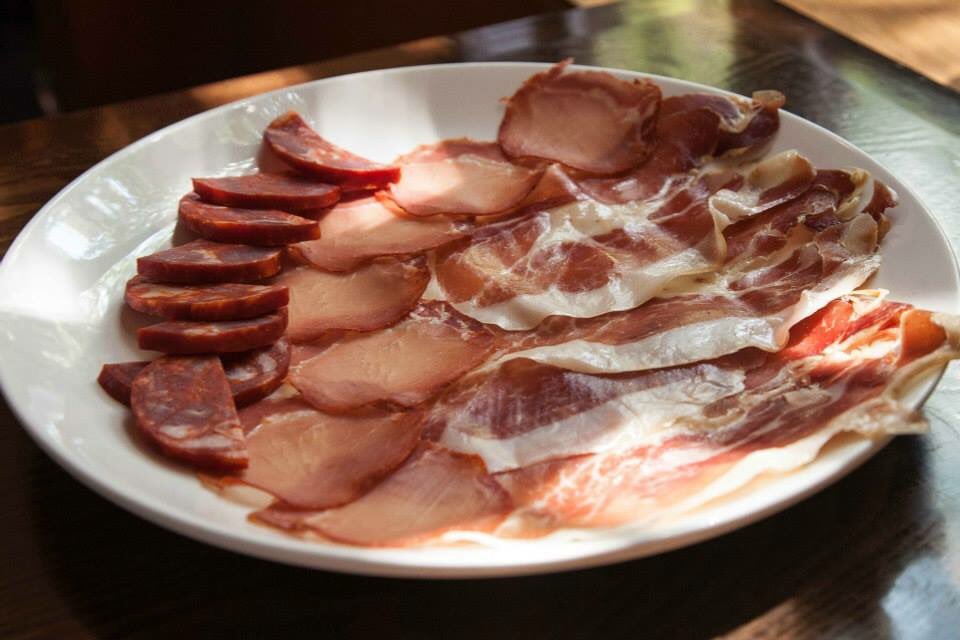 Our New Year’s resolution is to eat and drink more delicious food. More meat please! Join us tonight.🍴
#charcuterie #jamonserrano #chorizo #tapas #spanishtapas #tapsbar #nyc #midtowneast #midtownmanhattan #murrayhill #kipsbay #goodeats #foodie #vinotapa #humpday #winewednesday