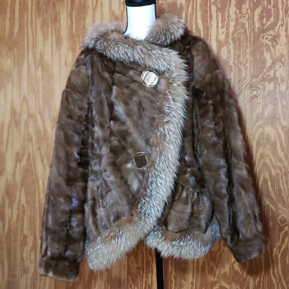 dorney12's tweet photo. So good I had to share! Check out all the items I'm loving on @Poshmarkapp #poshmark #fashion #style #shopmycloset #incinternationalconcepts #betseyjohnson: https://t.co/Ce6qcCKkxL https://t.co/eTcJ2Z4BQN