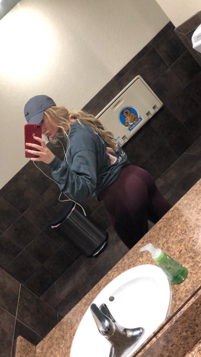 nikki_1228's tweet photo. 2019 is gonna be the year of change. Physically and mentally. Just wait on it. https://t.co/8JZim2F6K5