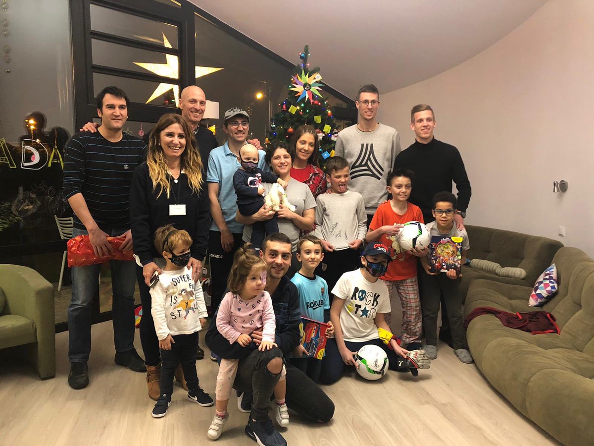 daniolmo7's tweet photo. Hoy hemos pasado la tarde con súperhéroes de verdad, de los q se levantan cada día con una sonrisa y no dejan de luchar nunca. Gracias a tod@s es@s pequeñ@s guerrer@s por su espíritu de superación, por enseñarnos q el tiempo nunca se pierde y q cada día es único.#LaCasaDelsXuklis https://t.co/X9hBqFOx1h