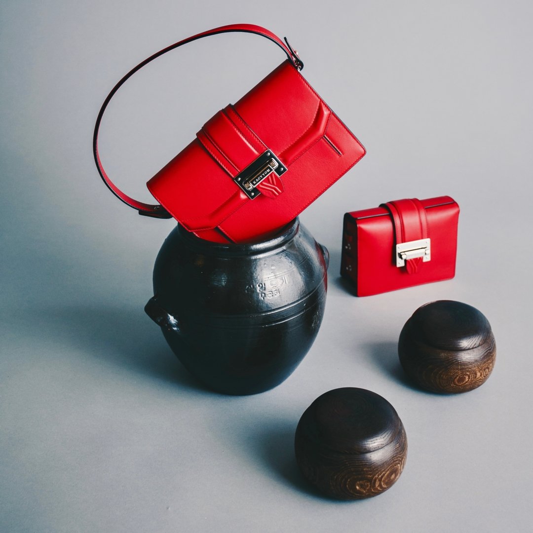 KACYYOM's tweet photo. Rooted in Korean heritage
#KACYYOM #redclutch #redhandbag #seattledesigner #Koreanpottery https://t.co/dLAL7RksZt