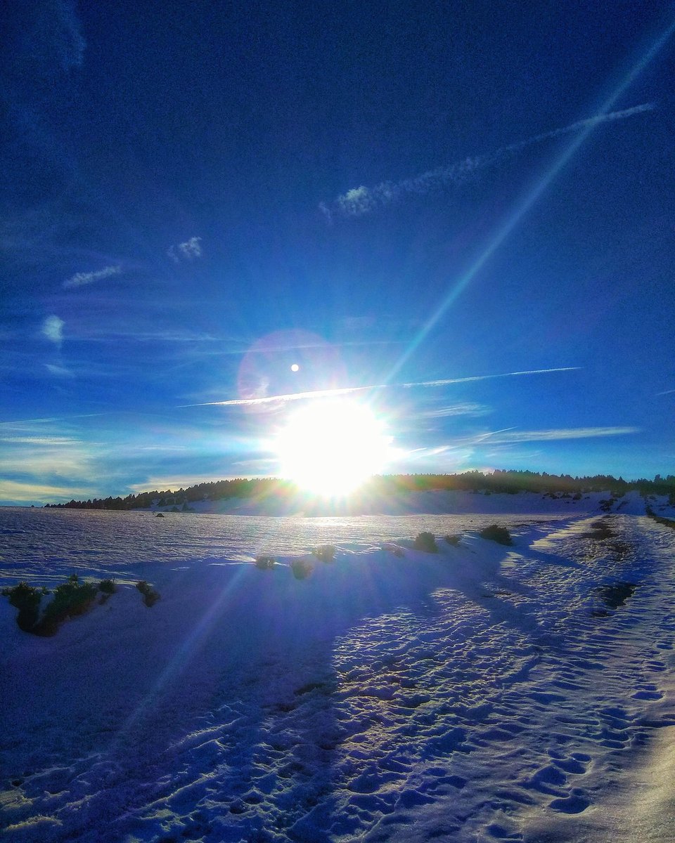 cerdanya4estaci's tweet image. Primeres postes de sol de l&apos;any! Bon any nou a tothom!
#cerdanya #pirineus #nature #elpirineucatalaracoaraco #elmeupetit_pais #quebonicescatalunya #catalunyaenamora #visitpirineus #barcelonamoltmes #paisatgesdecatalunya #pirineos #catalunya_llum #catalunyaexperience