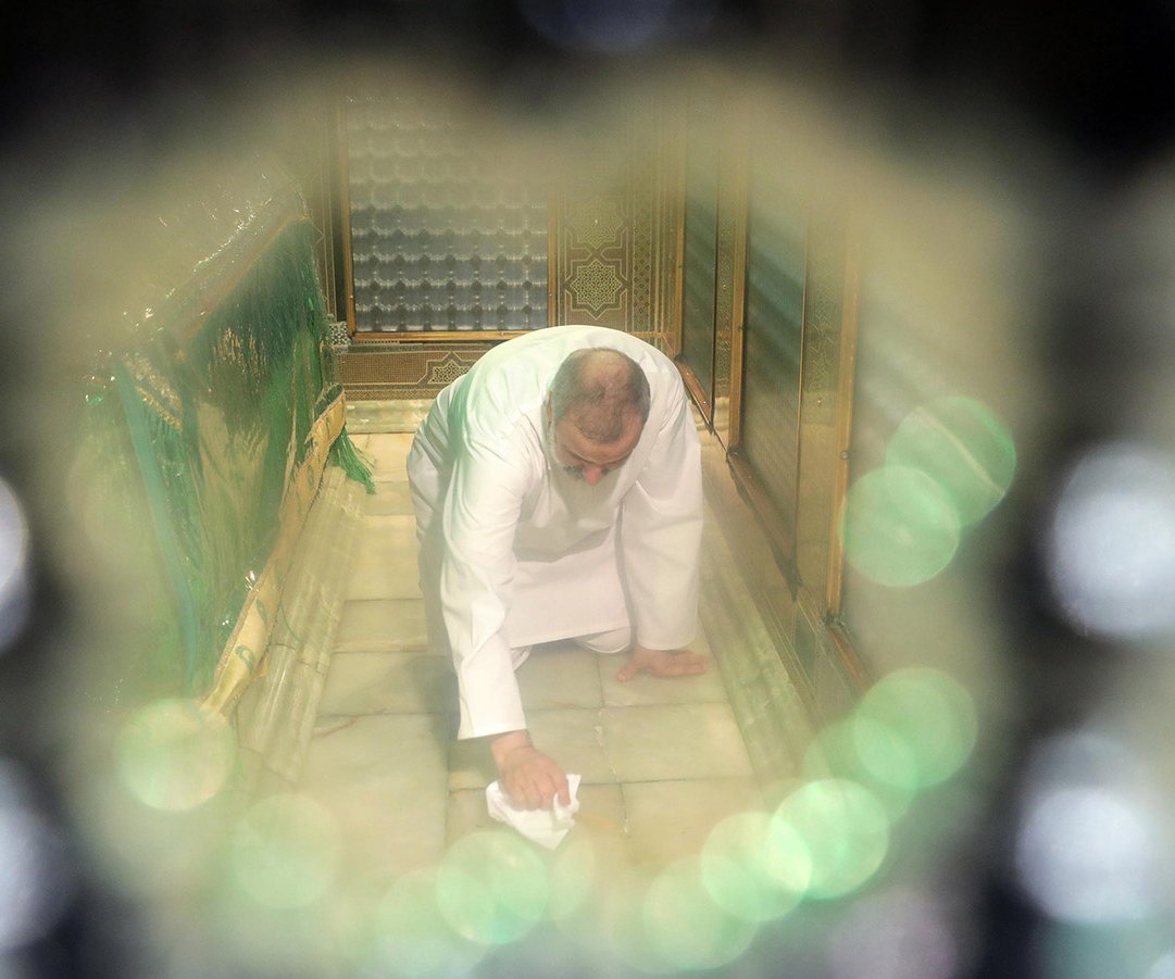 ImamRedaAS's tweet photo. مراسم تنظيف وإزالة الغبار عن مضجع الإمام علي بن موسى الرضا عليه السلام 🌱💚

#الإمام_الرضا #الامام_الرضا #الرضا #امام_رضا #مشهد https://t.co/VKDz1ceq1W